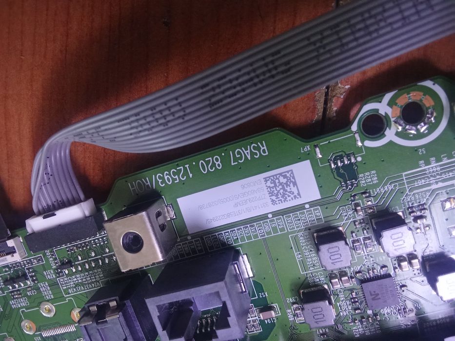 Conjunto Hisense Fonte e mainboard - 01