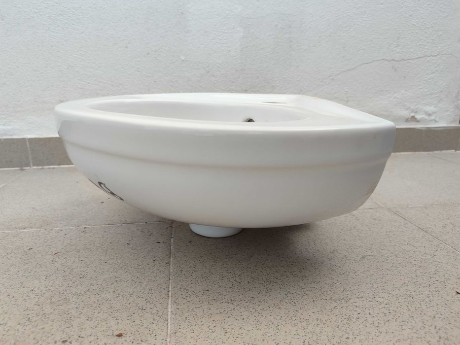 Lavatório de cerâmica branco / Ceramic Wash Basin White