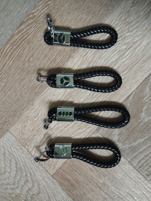 Кожаный автомобильный брелок