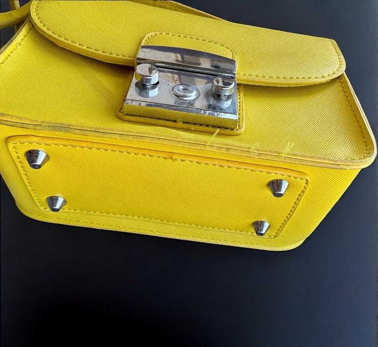 Żółta torebka listonoszka na łańcuszku Reserved jak Furla Metropolis