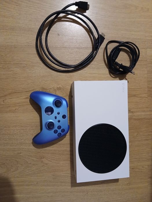 Xbox Series S e um mando.