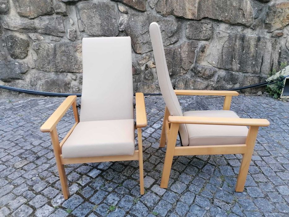 Cadeirão simples costa alta madeira com estofo lavavel