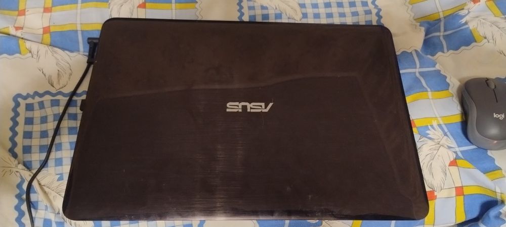 Продам ноутбук Асус  все повросы по телефону.