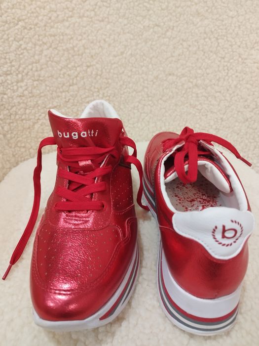 Жіночі шкіряні кросівки. Bugatti оригінал.
