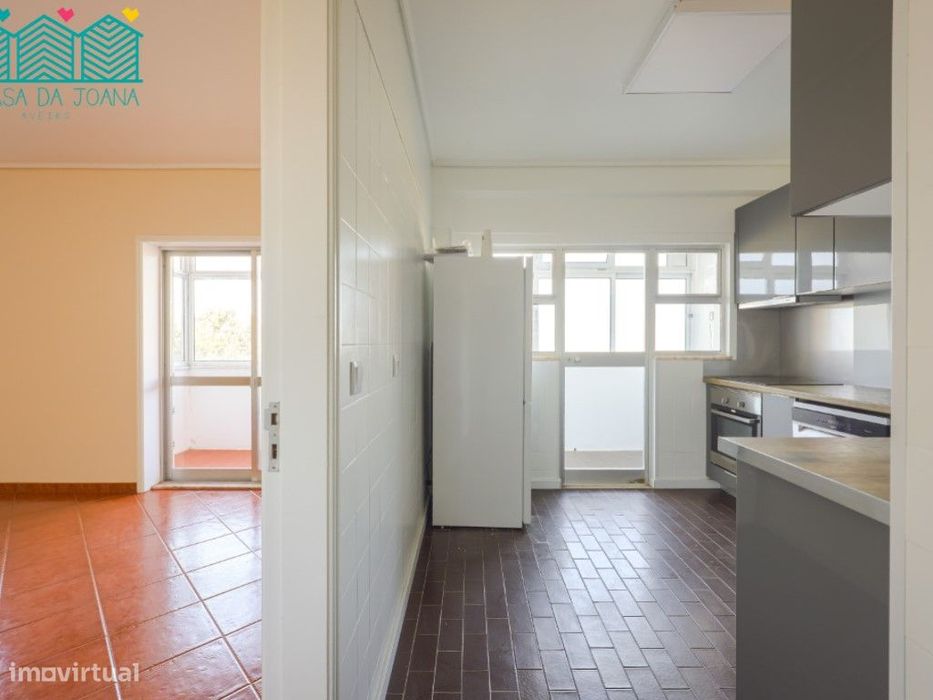 Apartamento T3 com Garagem Fechada em Esgueira