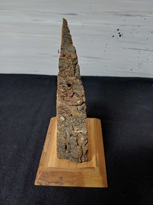 Peça decorativa em cortiça e a base em madeira
