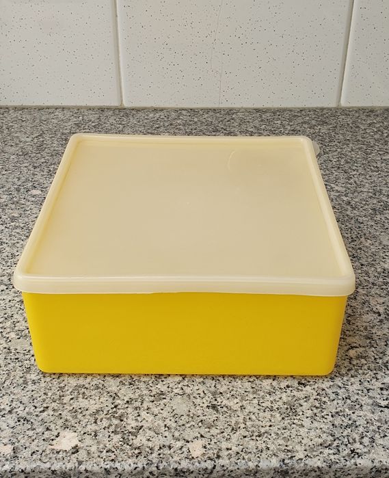 Caixa de plástico amarela