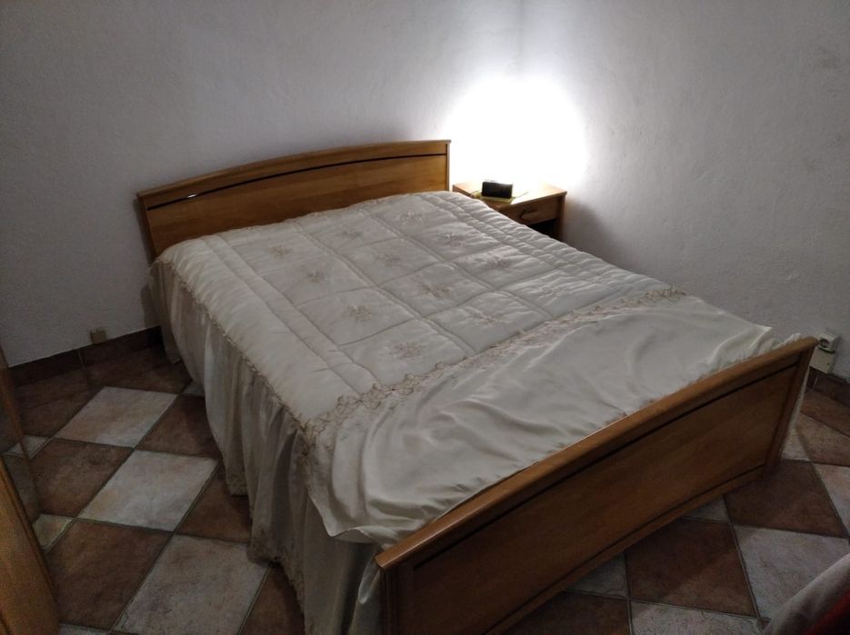 Cama de casal  com mesa de cabeceira