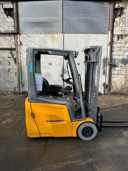 Новий електричний навантажувач Jungheinrich EFG 215