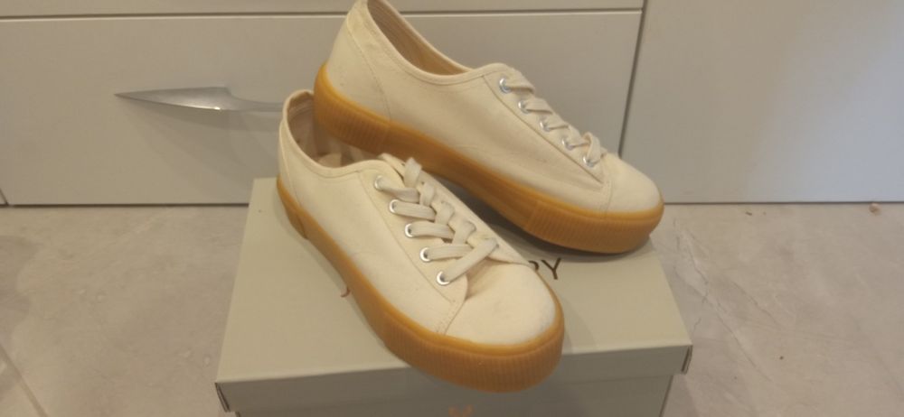 Nowe tenisówki na grubej podeszwie