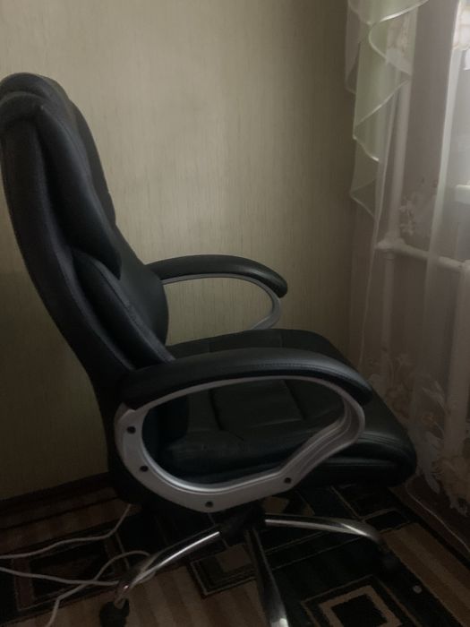 Офисное кресло, состояние нового, ПВХ, черного цвета