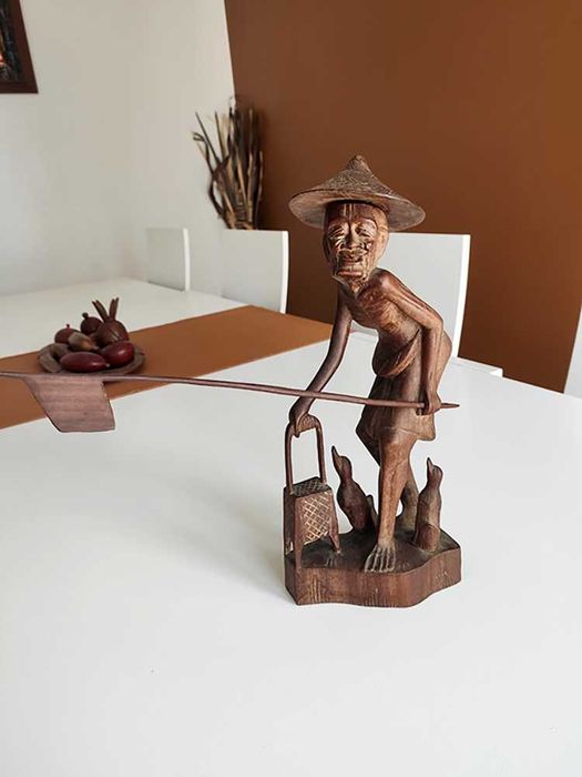 Escultura antiga, de madeira