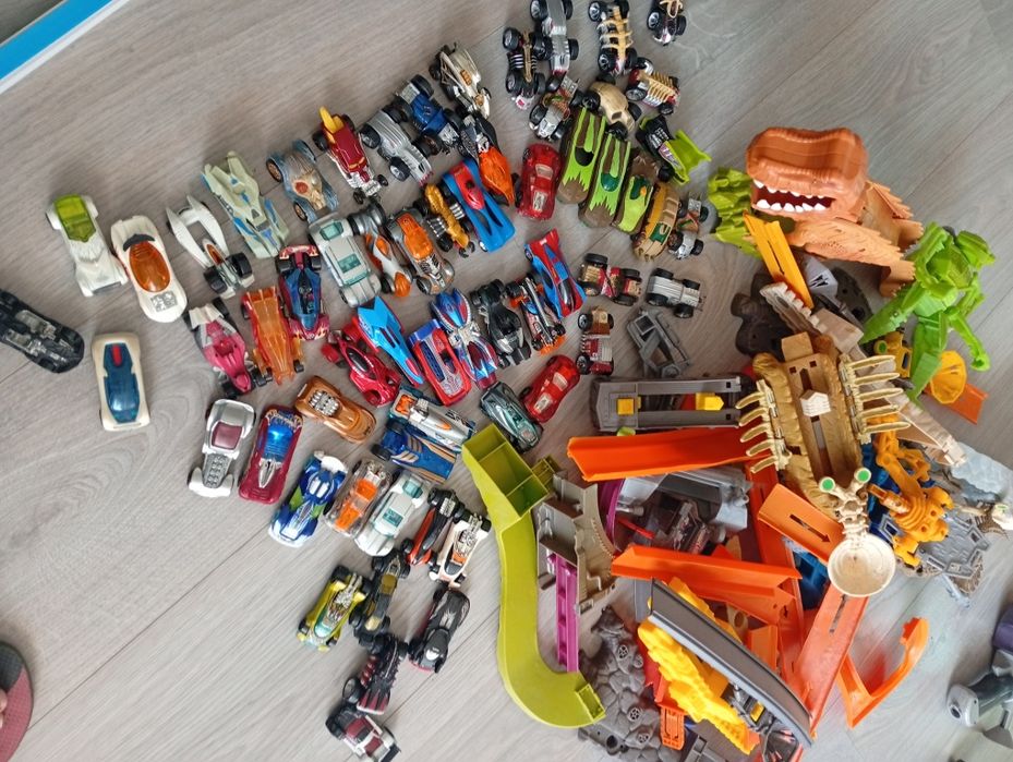 Peças pistas hotweels + respectivos carrinhos (61)
