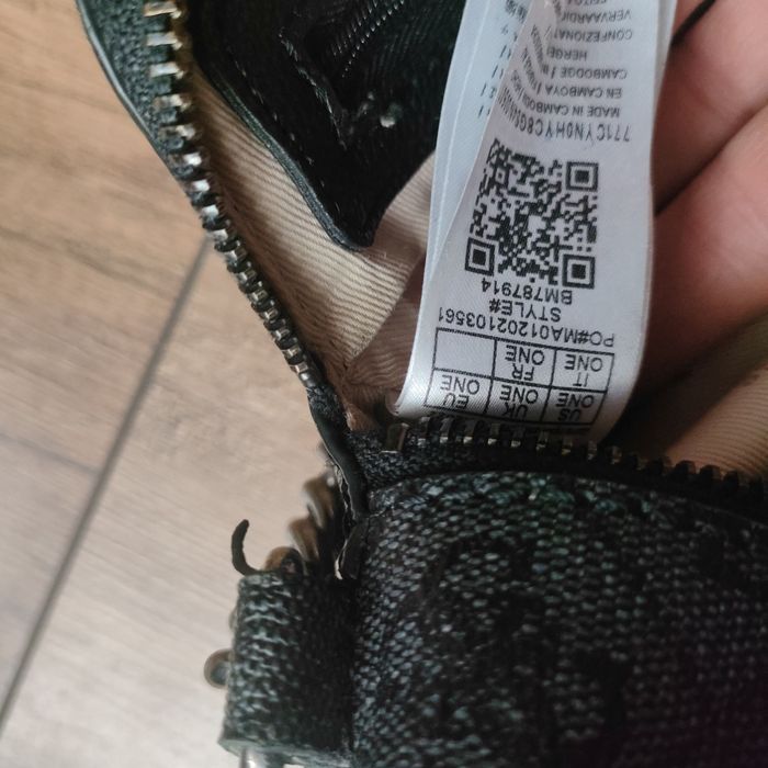 Torebka Guess na łańcuszku
