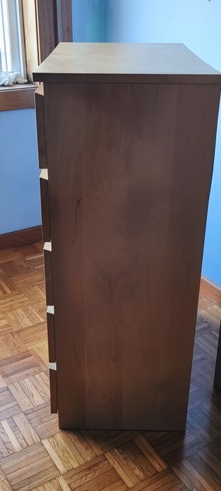 Comoda Malm do IKEA com 6 gavetas.