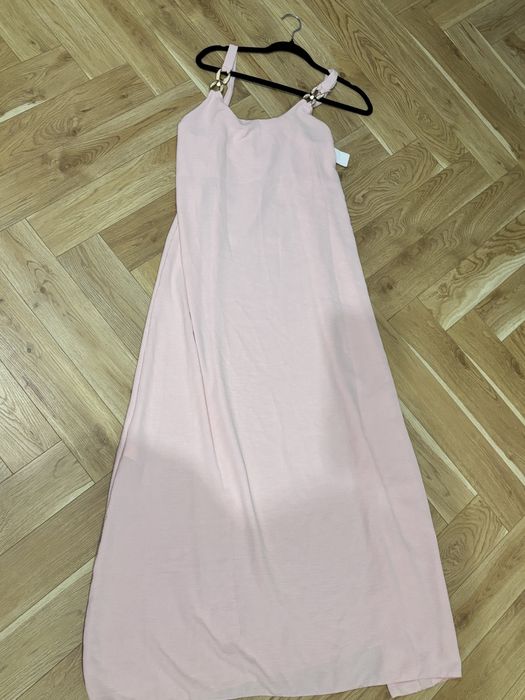 Sukienka maxy w pudrowy róż na Ramiączka
