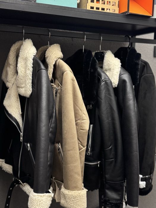 Нова дублянка жіноча чорна, коричнева подовжена з білим, чорним хутром