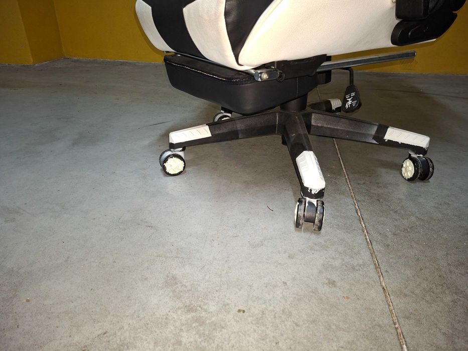 Cadeira Gamer em Pele Preto e Branco. Reclinável