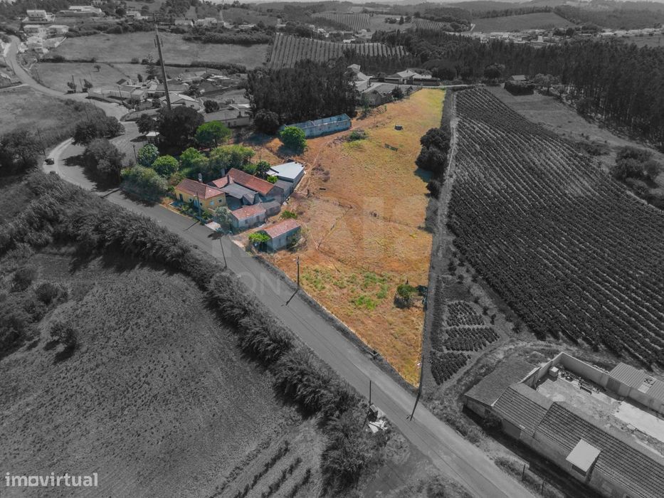 Quintinha T3 com 7.616 m² de terreno urbano e anexos (Casal do Rei)