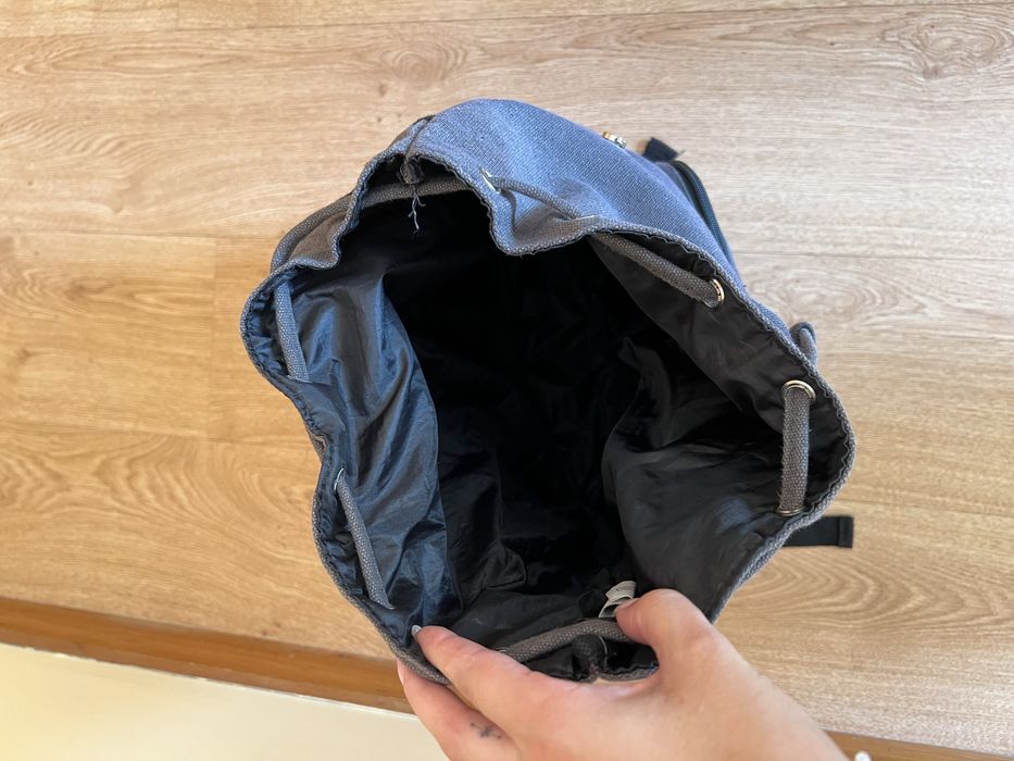 Mochila cinzenta com bastante espaço