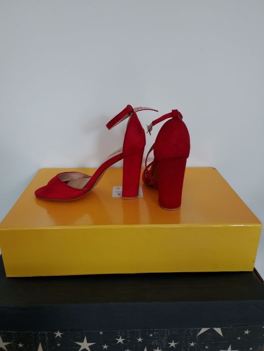 Buty na słupku j.nowe