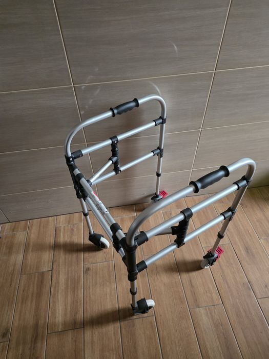 Balkonik chodzik dla osoby starszej.