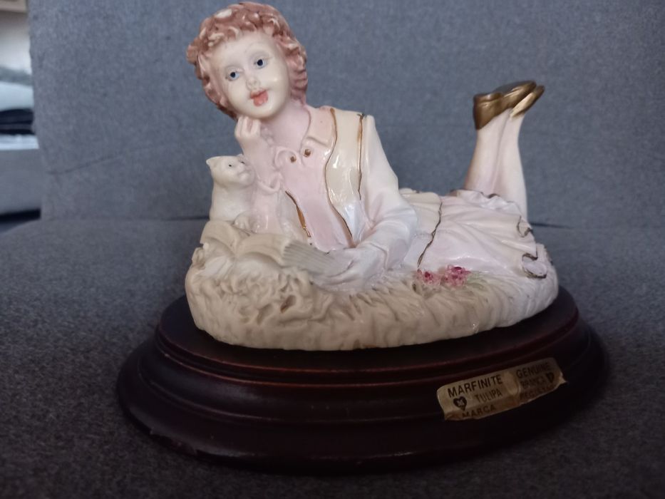 Estatueta Marfinite porselana "Dama com Gato "