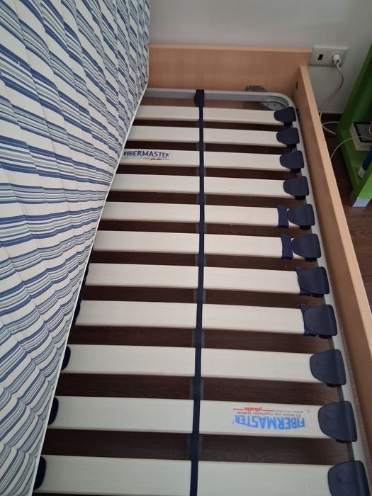 Cama de solteiro com colchão e baú para arrumação