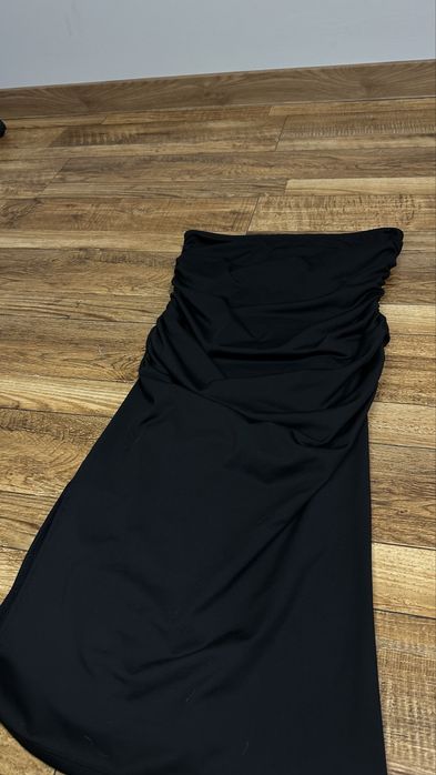 Платье без бретелей с разрезом