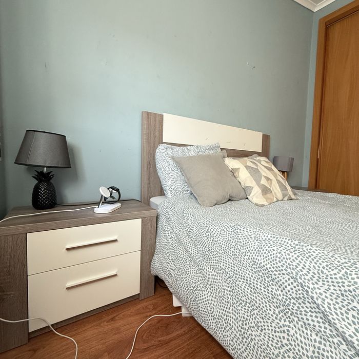 Cama de casa + mesas de cabeceira - usado em bom estado