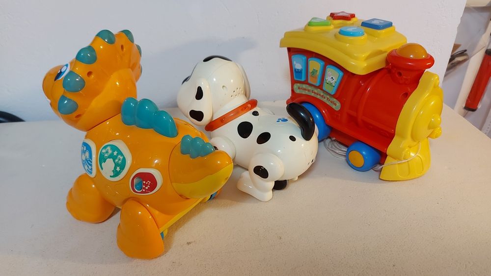 Zestaw 3 zabawek interaktywnych.  Dino, piesek lokomotywa.