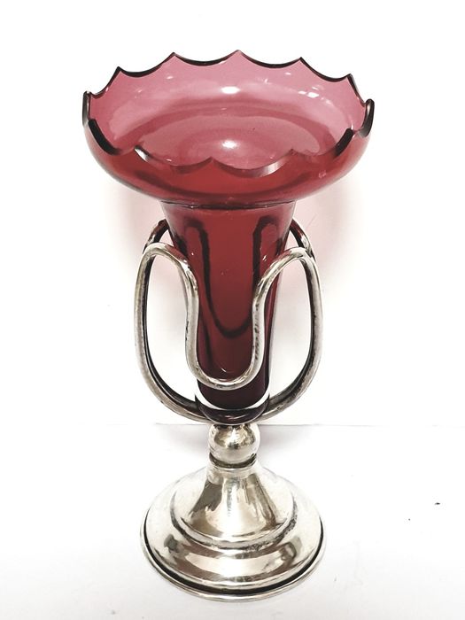 Antiga jarra solitária c. armação em prata artística e vidro cranberry
