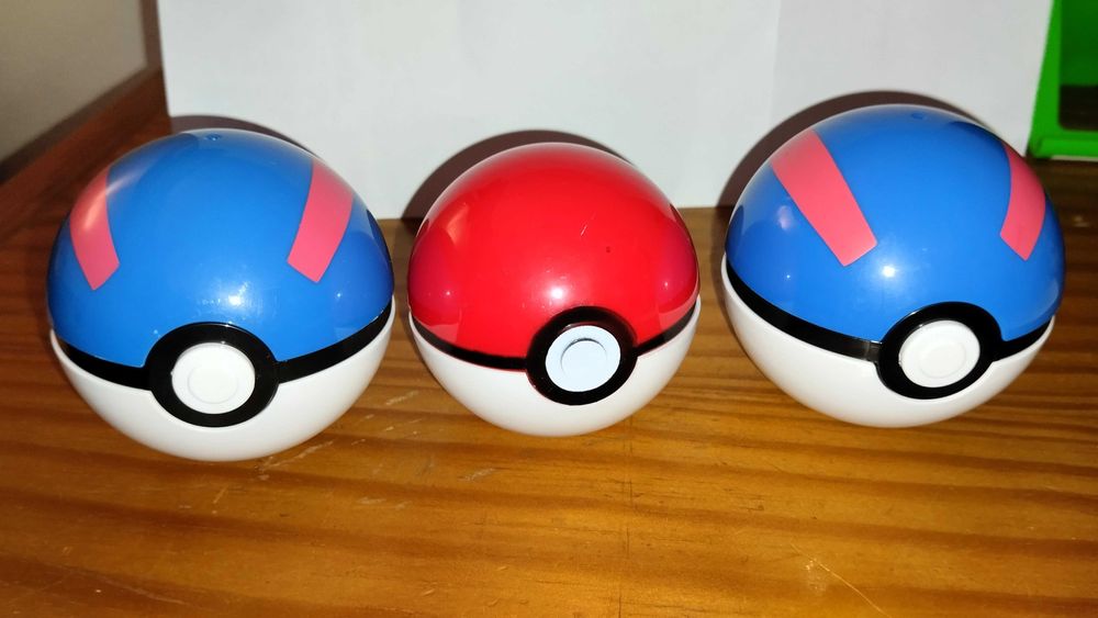 Conjunto 3 Pokebolas em super bom estado.