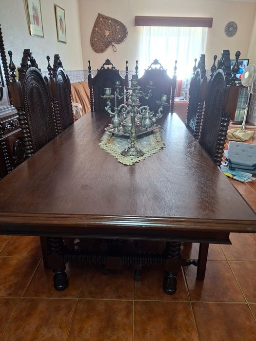 Mesa de jantar e 8 cadeiras antiga