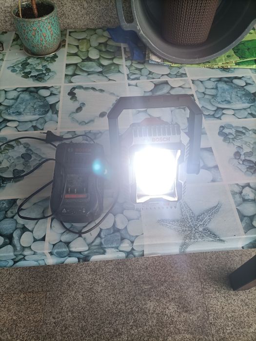 Foco led  Bosch sem bataria  mas com carregador