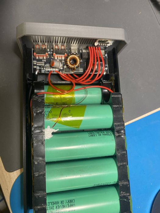 Безкоштовно збірка та тест повербанка