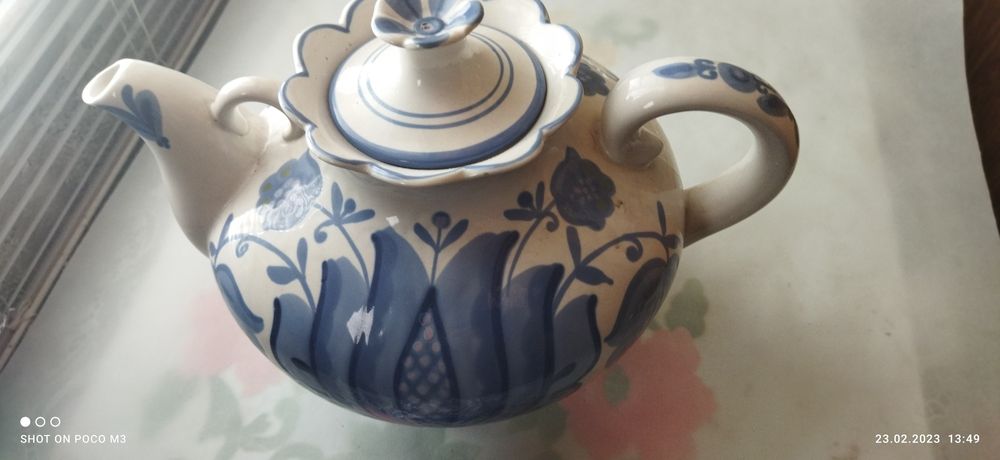 Керамические чайники , супница .