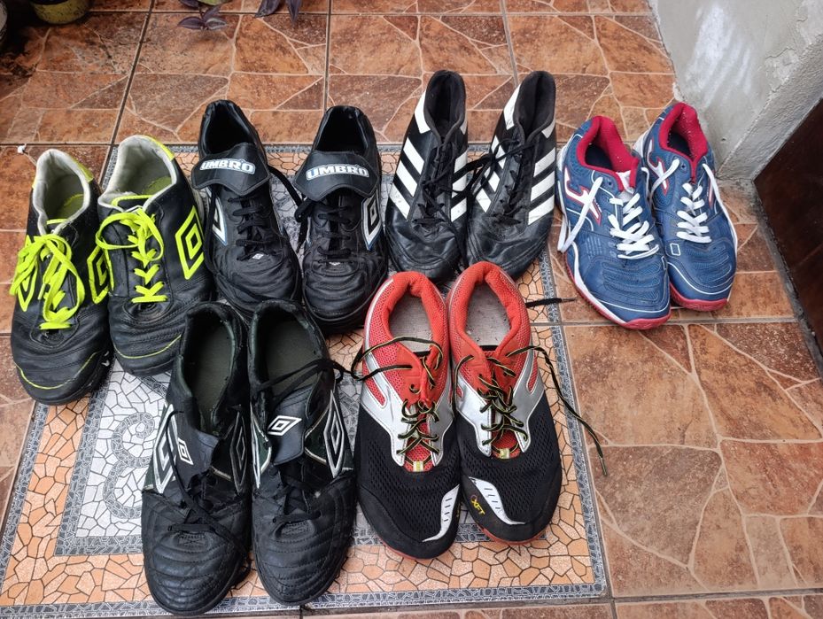 Adidas 42-43 р. Чоловічі футбольні кросівки, сороконіжки.