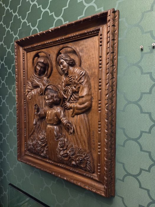 Sagrada família esculpida em madeira