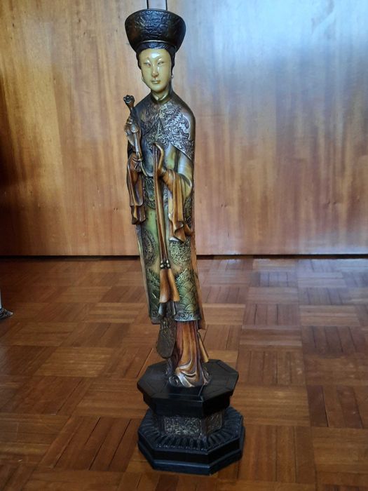 Escultura chinesa em resina -  figura feminina - 55 cm