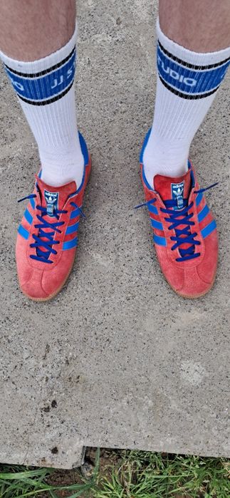 продам кросівки Adidas rouge