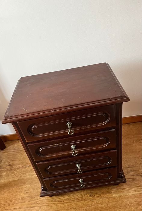 Mesa de Cabeceira / Cómoda em Madeira – 4 Gavetas