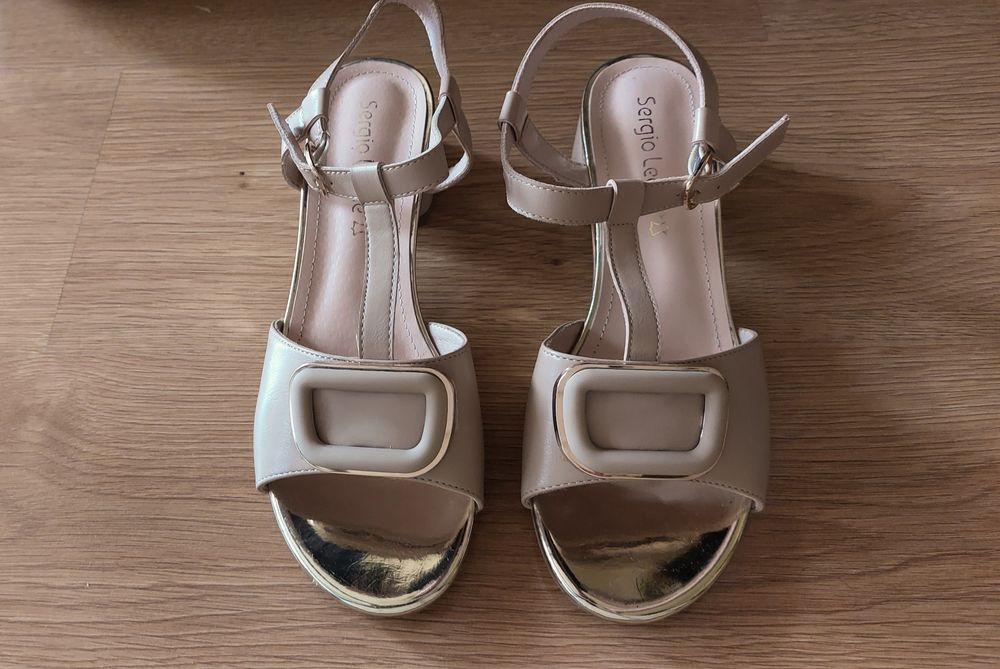 Beżowe sandałki na słupku