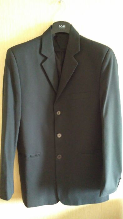 Мужской костюм черного цвета 48размера