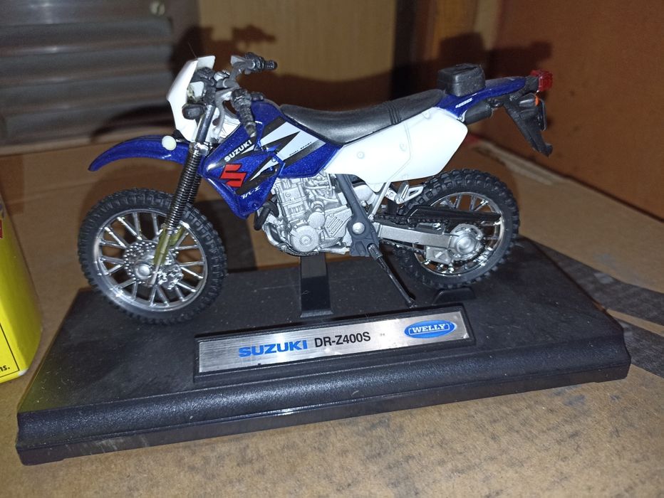 Trzy Modele motocykli marki Suzuki 1:18