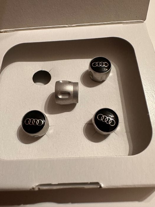 80a071215 Ауді Audi Ковпачки на ніпелі колісних дисків на вентилі Audi