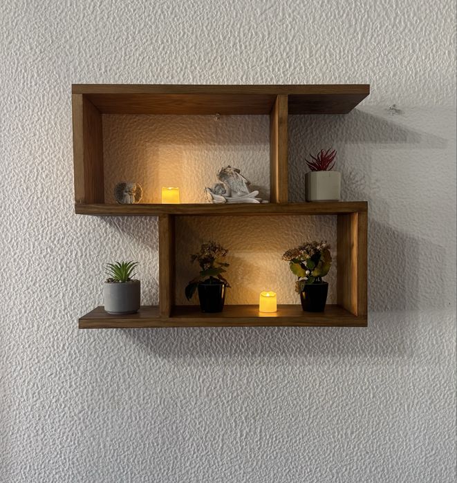 Prateleira de madeira artesanal com design moderno