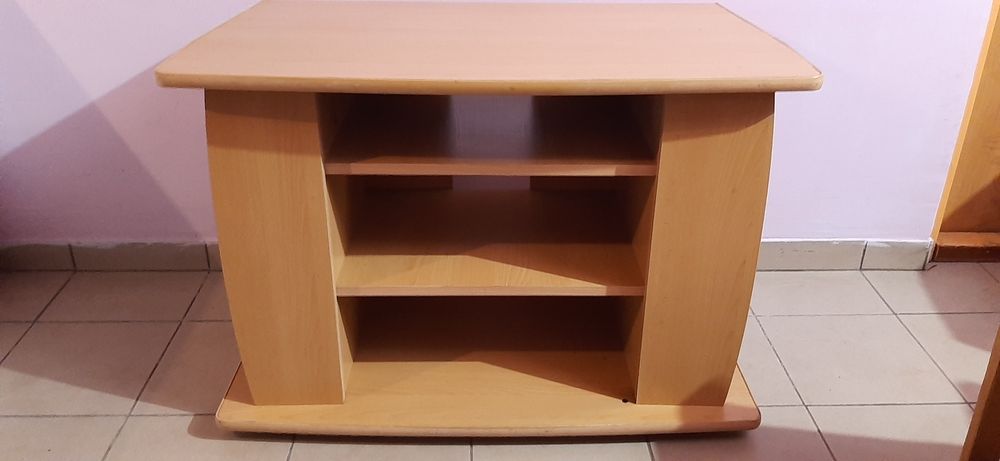 Praktyczny stolik/ława z półkami