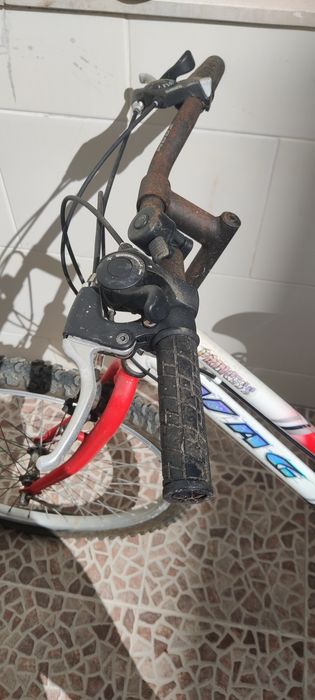 Bicicleta jovens com capacete