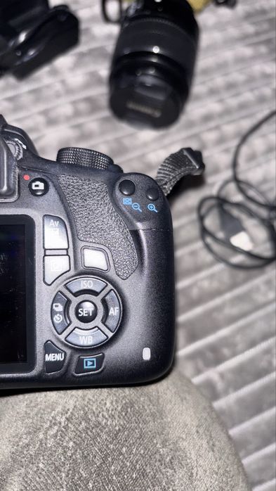 Máquina fotográfica CANON 1200D